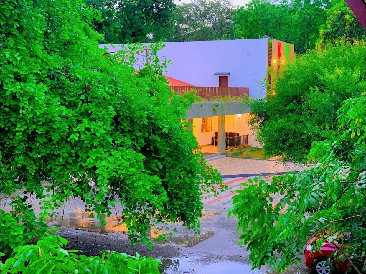 Ud Garden Hotel Катарагама Екстериор снимка