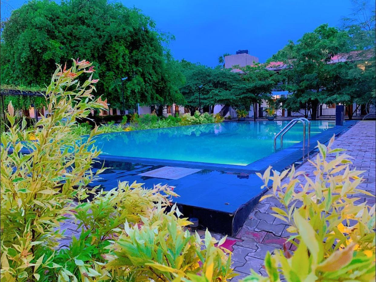 Ud Garden Hotel Катарагама Екстериор снимка