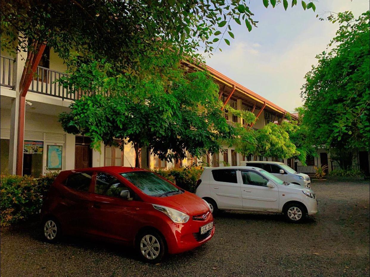 Ud Garden Hotel Катарагама Екстериор снимка