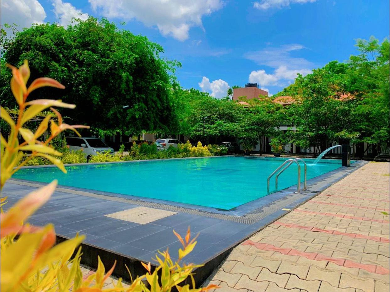 Ud Garden Hotel Катарагама Екстериор снимка