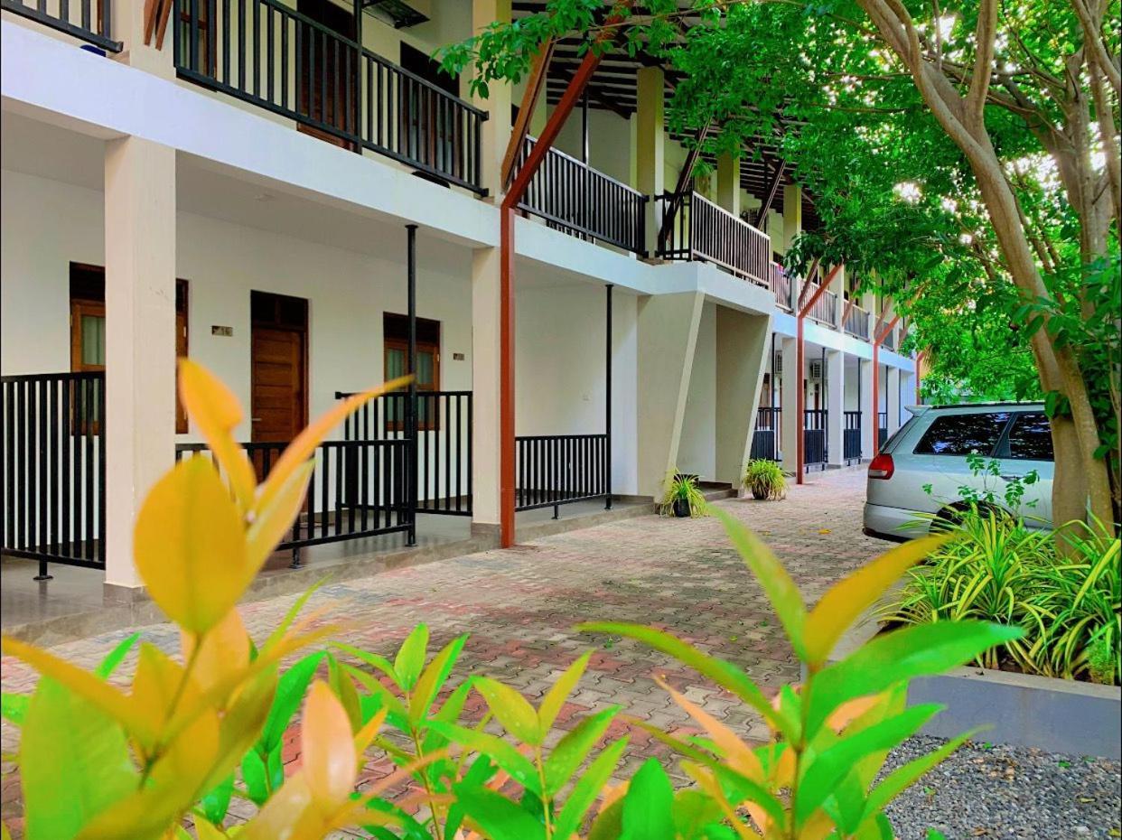 Ud Garden Hotel Катарагама Екстериор снимка