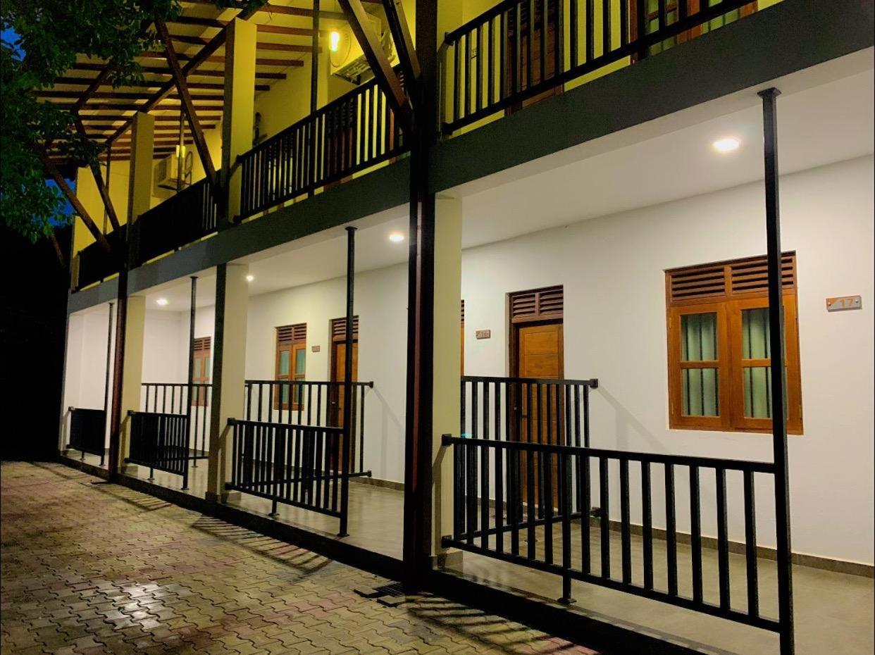 Ud Garden Hotel Катарагама Екстериор снимка