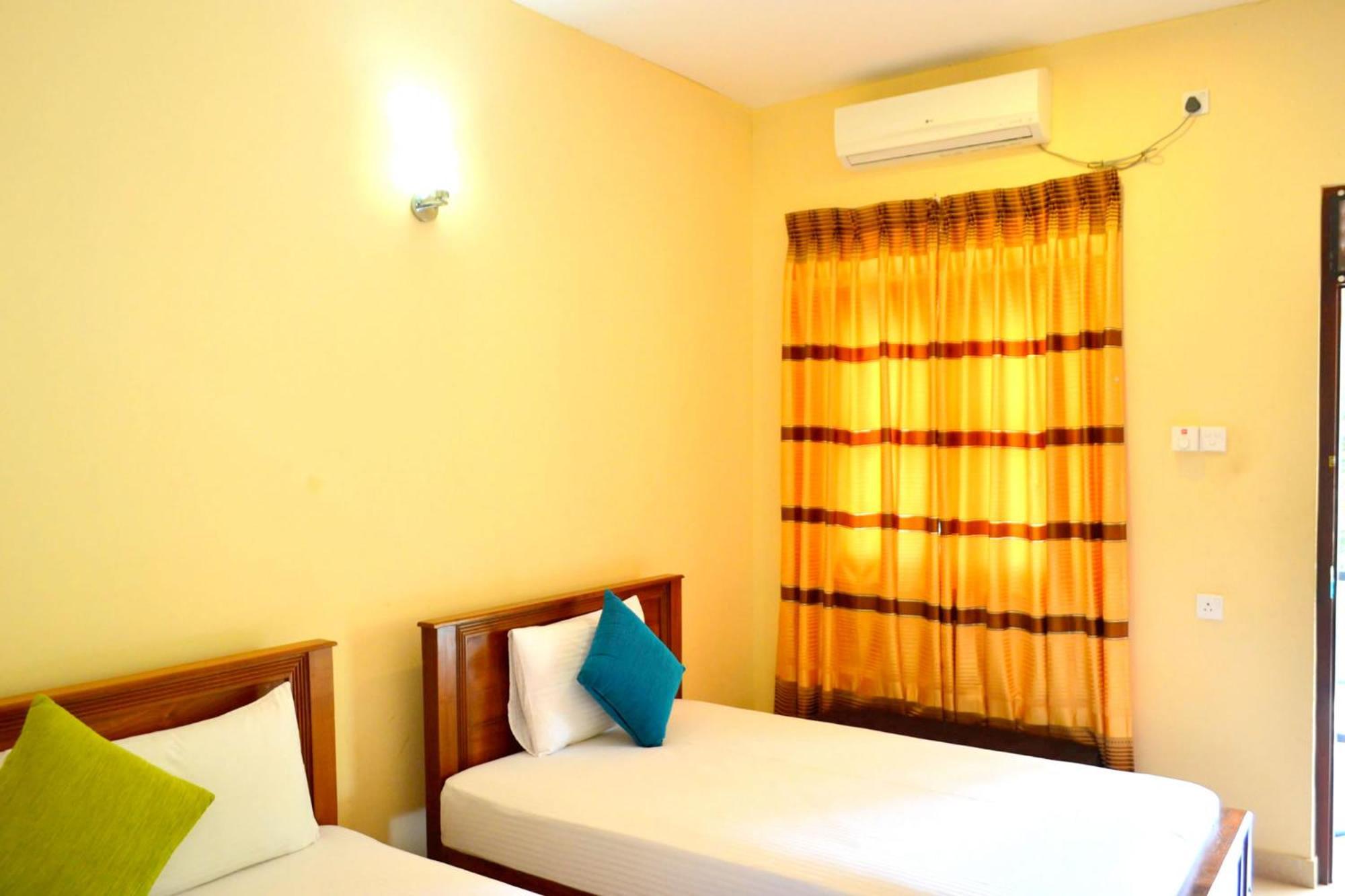 Ud Garden Hotel Катарагама Екстериор снимка